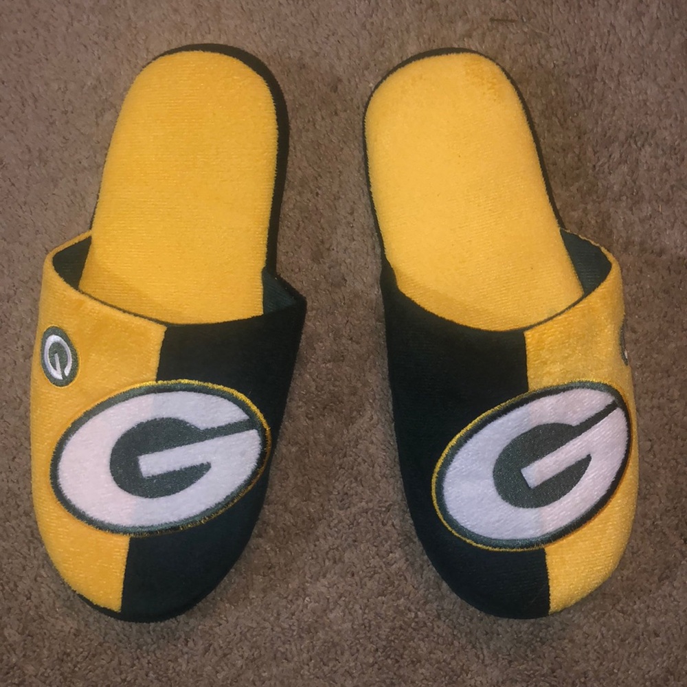 Green at Packers slippers Men’s XL (13-14)